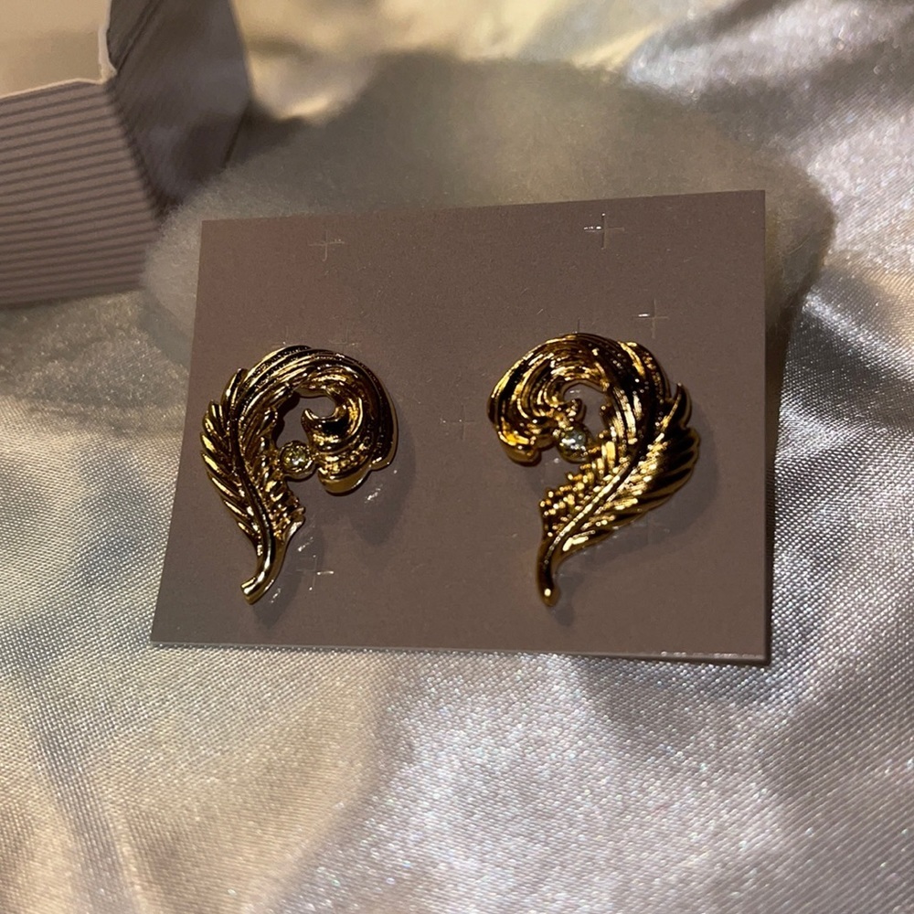 Avon (1989) Precious Plume Goldtone Earrings